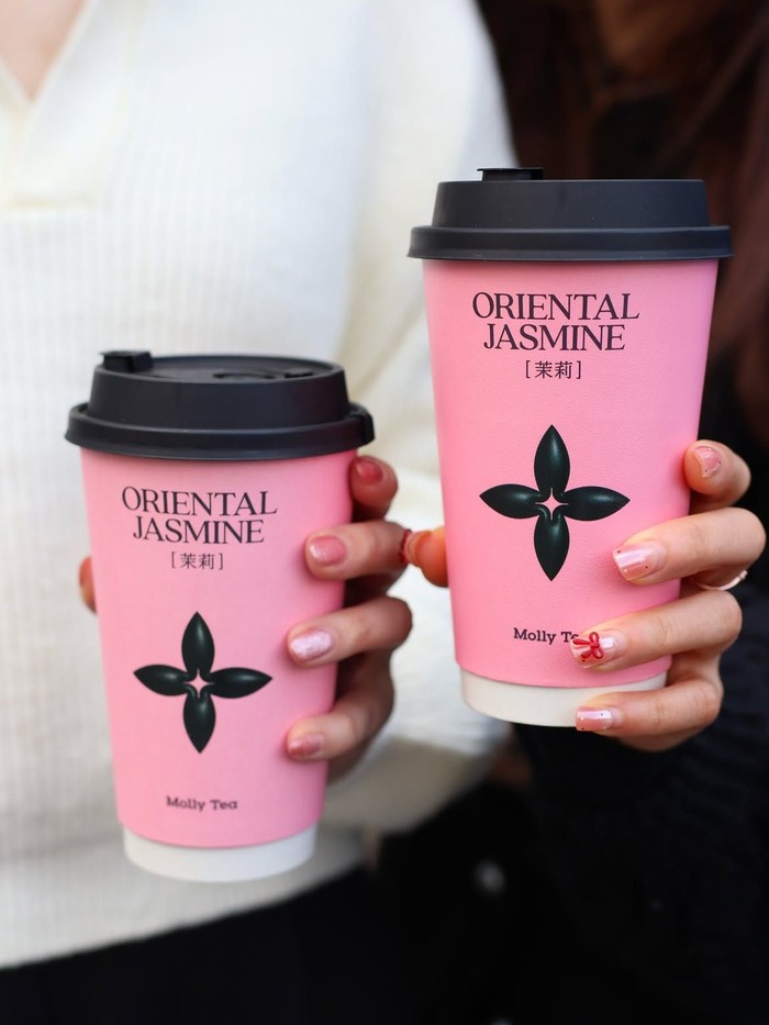 Pakar kekayaan intelektual menilai motif budaya tetap boleh digunakan secara bebas, tetapi tidak boleh menyerupai merek dagang yang telah memiliki identitas kuat di pasar./ Foto: instagram.com/mollytea_chicago