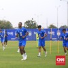 Tiga pemain Persib Bandung Gabriel Mutombo, Luka Menalo, dan Balsa Sekulic sudah gabung latihan perdana tim di lapangan pendamping Stadion Gelora Bandung Lautan Api, Bandung, Sabtu (11/7), (CNNIndonesia/Cesar)