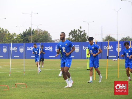 Tiga pemain Persib Bandung Gabriel Mutombo, Luka Menalo, dan Balsa Sekulic sudah gabung latihan perdana tim di lapangan pendamping Stadion Gelora Bandung Lautan Api, Bandung, Sabtu (11/7), (CNNIndonesia/Cesar)