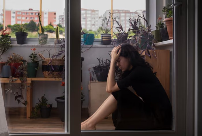 Pisces dikenal memiliki imajinasi yang sangat kaya sehingga mudah larut dalam pikirannya sendiri. Dukungan dari orang terdekat dapat membantu mereka keluar dari kebiasaan overthinking./ Foto: magnific.com