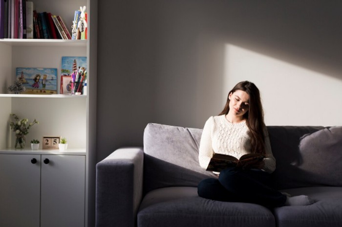 Scorpio mudah terjebak overthinking karena sangat peka terhadap situasi di sekitarnya. Mereka sering mencari makna tersembunyi di balik setiap kejadian./ Foto: magnific.com