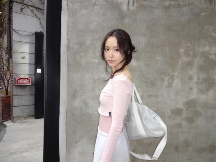 Sebelum menjadi aktris, Son Na Eun bermimpi menjadi pelukis hingga secara kebetulan ia lulus audisi untuk menjadi trainee di JYP Entertainment./ Foto: instagram.com/marcellasne_s