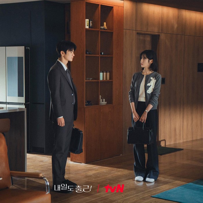 Seo In Guk dan Park Ji Hyun saat membintangi See You at Work Tomorrow