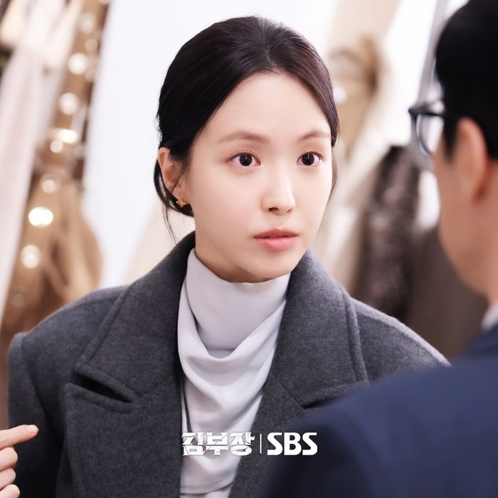 Son Na Eun memerankan Jung Sang Ah, asisten manajer di bank yang sama dengan Manajer Kim (So Ji Sub). Namun, terungkap bahwa ia bukanlah karyawan biasa, melainkan agen rahasia yang diam-diam memantau Manajer Kim./ Foto: instagram.com/sbsdrama.official
