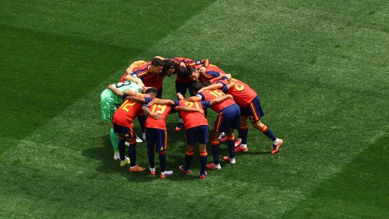 Soccer Football - FIFA World Cup 2026 - Quarter Final - Spain v Belgium - Los Angeles Stadium, Inglewood, California, U.S. - July 10, 2026 Spain players huddle before the match REUTERS/Carlos Barria