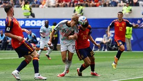 Charles De Ketelaere membuat skor kembali imbang 1-1 pada menit-menit akhir babak pertama laga Spanyol vs Belgia di Piala Dunia 2026.