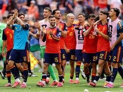 Soccer Football - FIFA World Cup 2026 - Quarter Final - Spain v Belgium - Los Angeles Stadium, Inglewood, California, U.S. - July 10, 2026 Spain's Yeremy Pino, Alex Baena and teammates applaud their fans after the match as Spain qualify for the semi