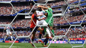Soccer Football - FIFA World Cup 2026 - Quarter Final - Spain v Belgium - Los Angeles Stadium, Inglewood, California, U.S. - July 10, 2026 Belgium's Romelu Lukaku in action with Spain's Unai Simon and Pau Cubarsi REUTERS/Hannah Mckay