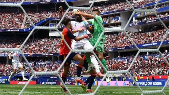 Soccer Football - FIFA World Cup 2026 - Quarter Final - Spain v Belgium - Los Angeles Stadium, Inglewood, California, U.S. - July 10, 2026 Belgium's Romelu Lukaku in action with Spain's Unai Simon and Pau Cubarsi REUTERS/Hannah Mckay