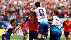 Soccer Football - FIFA World Cup 2026 - Quarter Final - Spain v Belgium - Los Angeles Stadium, Inglewood, California, U.S. - July 10, 2026 Spain's Mikel Merino celebrates scoring their second goal with teammates REUTERS/Kai Pfaffenbach     TPX IMAGES