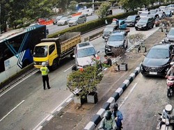 Tabrakan 2 Mobil Minibus di Slipi Arah Tomang, Lalin Macet