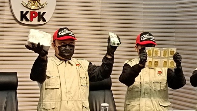 KPK Tampilkan Barang Bukti Terkait Kasus Pemerasan Bupati Sukoharjo)