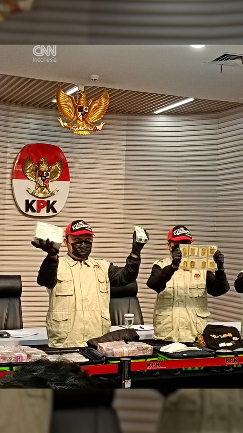 KPK Tampilkan Barang Bukti Terkait Kasus Pemerasan Bupati Sukoharjo