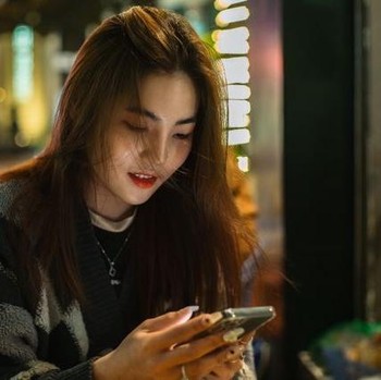 5 Zodiak yang Paling Rentan Mengalami FOMO