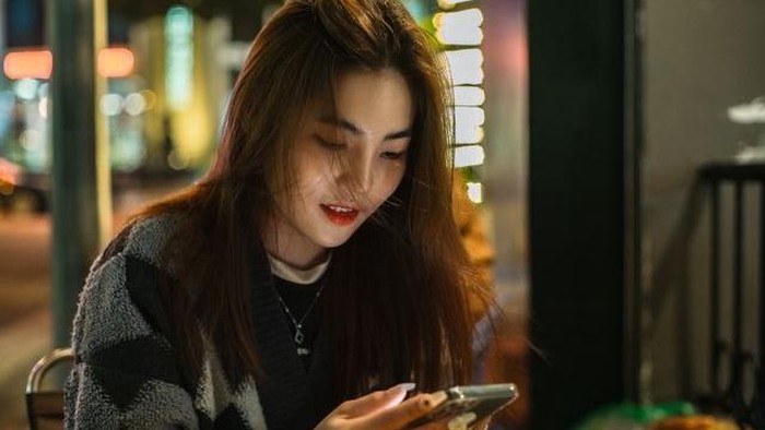 5 Zodiak yang Paling Rentan Mengalami FOMO
