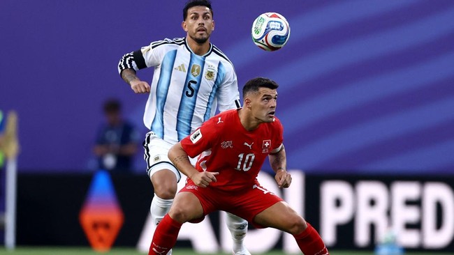 Soccer Football - FIFA World Cup 2026 - Quarter Final - Argentina v Switzerland - Kansas City Stadium, Kansas City, Missouri, U.S. - July 11, 2026 Switzerland's Granit Xhaka in action with Argentina's Leandro Paredes REUTERS/Lee Smith