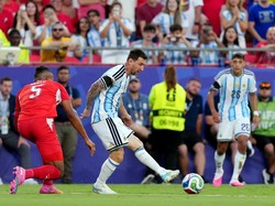 Soccer Football - FIFA World Cup 2026 - Quarter Final - Argentina v Switzerland - Kansas City Stadium, Kansas City, Missouri, U.S. - July 11, 2026 Argentina's Lionel Messi in action with Switzerland's Manuel Akanji IMAGN IMAGES via Reuters/Jay Bigger
