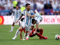 Soccer Football - FIFA World Cup 2026 - Quarter Final - Argentina v Switzerland - Kansas City Stadium, Kansas City, Missouri, U.S. - July 11, 2026 Argentina's Lionel Messi in action as Switzerland's Ricardo Rodriguez and Argentina's Nahuel Molina col
