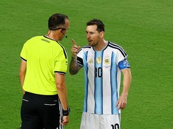 Soccer Football - FIFA World Cup 2026 - Quarter Final - Argentina v Switzerland - Kansas City Stadium, Kansas City, Missouri, U.S. - July 11, 2026 Argentina's Lionel Messi remonstrates with referee Joao Pinheiro REUTERS/Albert Gea