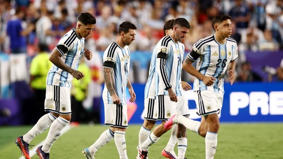Soccer Football - FIFA World Cup 2026 - Quarter Final - Argentina v Switzerland - Kansas City Stadium, Kansas City, Missouri, U.S. - July 11, 2026 Argentina's Lionel Messi with teammates before the start of the second half REUTERS/Lee Smith
