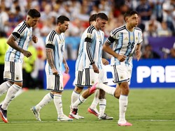 Soccer Football - FIFA World Cup 2026 - Quarter Final - Argentina v Switzerland - Kansas City Stadium, Kansas City, Missouri, U.S. - July 11, 2026 Argentina's Lionel Messi with teammates before the start of the second half REUTERS/Lee Smith