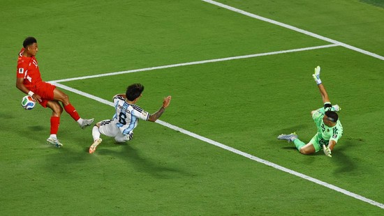 Soccer Football - FIFA World Cup 2026 - Quarter Final - Argentina v Switzerland - Kansas City Stadium, Kansas City, Missouri, U.S. - July 11, 2026 Switzerland's Dan Ndoye in action with Argentina's Lisandro Martinez and Emiliano Martinez REUTERS/Albe