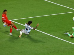 Soccer Football - FIFA World Cup 2026 - Quarter Final - Argentina v Switzerland - Kansas City Stadium, Kansas City, Missouri, U.S. - July 11, 2026 Switzerland's Dan Ndoye in action with Argentina's Lisandro Martinez and Emiliano Martinez REUTERS/Albe