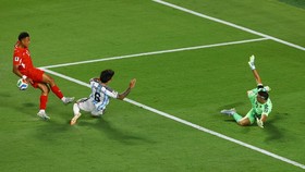 Soccer Football - FIFA World Cup 2026 - Quarter Final - Argentina v Switzerland - Kansas City Stadium, Kansas City, Missouri, U.S. - July 11, 2026 Switzerland's Dan Ndoye in action with Argentina's Lisandro Martinez and Emiliano Martinez REUTERS/Albe