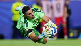 Soccer Football - FIFA World Cup 2026 - Quarter Final - Argentina v Switzerland - Kansas City Stadium, Kansas City, Missouri, U.S. - July 11, 2026 Argentina's Emiliano Martinez makes a save IMAGN IMAGES via Reuters/Jay Biggerstaff