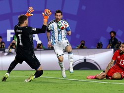 Soccer Football - FIFA World Cup 2026 - Quarter Final - Argentina v Switzerland - Kansas City Stadium, Kansas City, Missouri, U.S. - July 11, 2026 Switzerland's Gregor Kobel in action as he saves a shot from Argentina's Lionel Messi REUTERS/Agustin M