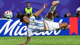 Soccer Football - FIFA World Cup 2026 - Quarter Final - Argentina v Switzerland - Kansas City Stadium, Kansas City, Missouri, U.S. - July 11, 2026 Argentina's Lisandro Martinez shoots at goal REUTERS/Agustin Marcarian