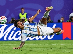 Soccer Football - FIFA World Cup 2026 - Quarter Final - Argentina v Switzerland - Kansas City Stadium, Kansas City, Missouri, U.S. - July 11, 2026 Argentina's Lisandro Martinez shoots at goal REUTERS/Agustin Marcarian