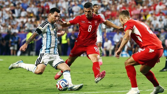 Soccer Football - FIFA World Cup 2026 - Quarter Final - Argentina v Switzerland - Kansas City Stadium, Kansas City, Missouri, U.S. - July 11, 2026 Argentina's Lionel Messi in action with Switzerland's Remo Freuler and Miro Muheim REUTERS/Amanda Perob