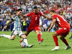 Soccer Football - FIFA World Cup 2026 - Quarter Final - Argentina v Switzerland - Kansas City Stadium, Kansas City, Missouri, U.S. - July 11, 2026 Argentina's Lionel Messi in action with Switzerland's Remo Freuler and Miro Muheim REUTERS/Amanda Perob