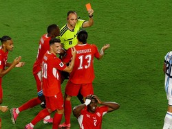 Soccer Football - FIFA World Cup 2026 - Quarter Final - Argentina v Switzerland - Kansas City Stadium, Kansas City, Missouri, U.S. - July 11, 2026
Switzerland's Breel Embolo is shown a red card by referee Joao Pinheiro after a VAR review REUTERS/Alb