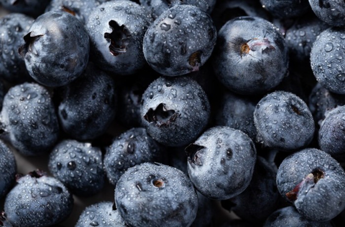 Blueberry menempati urutan pertama karena kaya antosianin yang bermanfaat bagi kesehatan jantung dan otak. Kandungan vitaminnya juga membuat buah ini menjadi pilihan camilan yang sangat bergizi./ Foto: magnific.com/wirestock