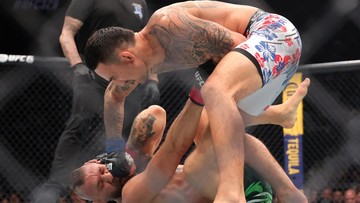 Liputan Olahraga CNN Sport : Hasil UFC 329: McGregor Cedera Lutut, Holloway Menang TKO