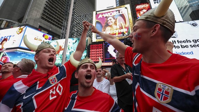 Soccer Football - FIFA World Cup 2026 - Group I - Norway v Senegal - Previews - New York, U.S. - June 21, 2026
Norway fans gather to perform the Viking row in Times Square REUTERS/John Sibley