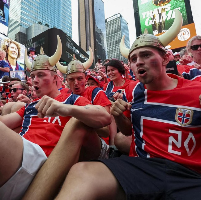 Soccer Football - FIFA World Cup 2026 - Group I - Norway v Senegal - Previews - New York, U.S. - June 21, 2026
Norway fans perform the Viking row in Times Square REUTERS/John Sibley     TPX IMAGES OF THE DAY