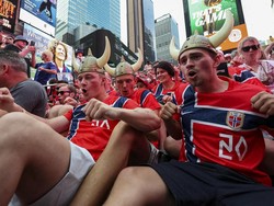 Soccer Football - FIFA World Cup 2026 - Group I - Norway v Senegal - Previews - New York, U.S. - June 21, 2026
Norway fans perform the Viking row in Times Square REUTERS/John Sibley     TPX IMAGES OF THE DAY