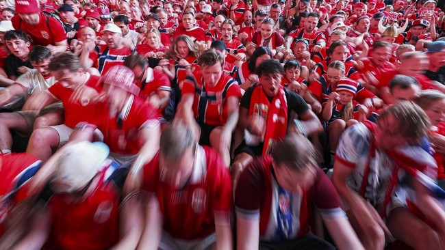 Soccer Football - FIFA World Cup 2026 - Norway fans perform their trademark Viking Row in Times Square - New York City, New York, U.S. - July 3, 2026
Norway fans perform the 'Viking Row' celebration at Times Square in New York City REUTERS/John Sibl