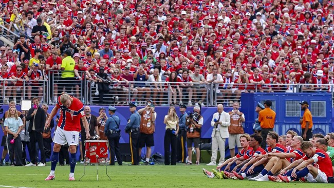 Soccer Football - FIFA World Cup 2026 - Round of 16 - Brazil v Norway - New York New Jersey Stadium, East Rutherford, New Jersey, U.S. - July 5, 2026
Norway's Erling Haaland leads players in the