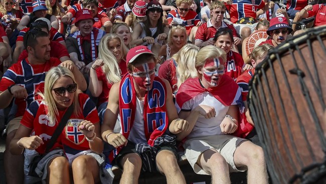 Soccer Football - FIFA World Cup 2026 - Quarter Final - Norway v England - Fans gather in Oslo - Oslo, Norway - July 11, 2026
Norway fans do the famous viking row while waiting for entry to a public screening before the match REUTERS/Leonhard Foeger