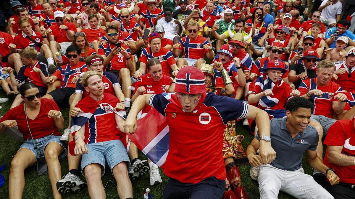 Soccer Football - FIFA World Cup 2026 - Quarter Final - Norway v England - Miami Stadium, Miami Gardens, Florida, U.S. - July 11, 2026
Norway fans do the viking row outside the stadium before the match REUTERS/Marco Bello