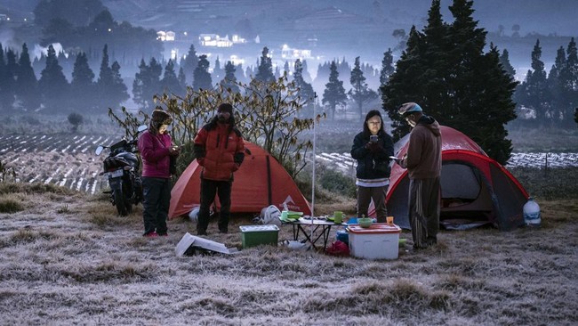 Fenomena Embun Beku di Dataran Tinggi Dieng