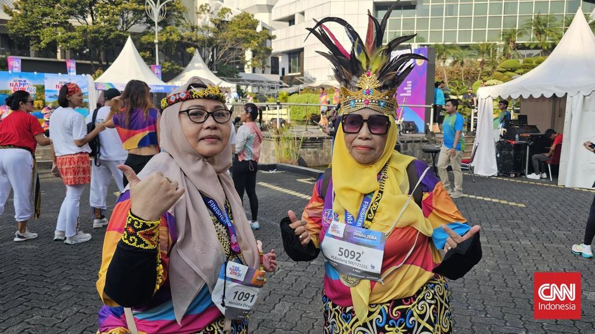 Ibu-Ibu Berbaju Adat Kalimantan Antusias Ikut Senior Happy Run 5K 2026