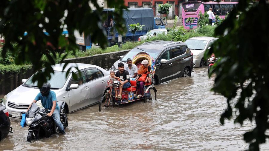 Kendaraan melintas di jalan nan tergenang banjir setelah hujan deras di Dhaka, Bangladesh, 12 Juli 2026.