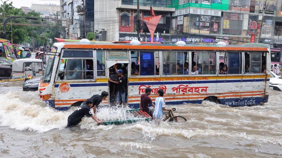 Kendaraan melintas di jalan nan tergenang banjir setelah hujan deras di Dhaka, Bangladesh, 12 Juli 2026.