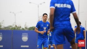 Luka Menalo menjalani latihan bersama Persib Bandung.