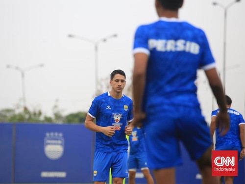 Luka Menalo menjalani latihan bersama Persib Bandung.